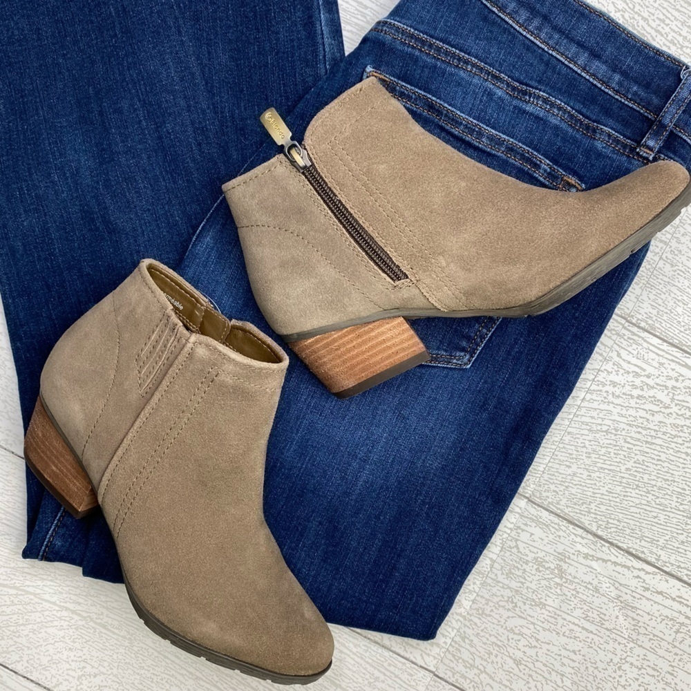 Blondo Olive green suede waterproof ankle boots booties size 6.5